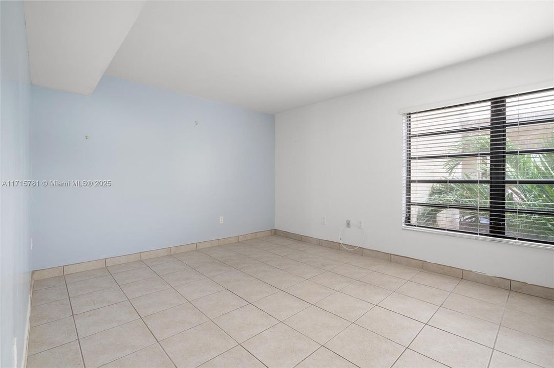 For Sale: $379,900 (2 beds, 2 baths, 1040 Square Feet)