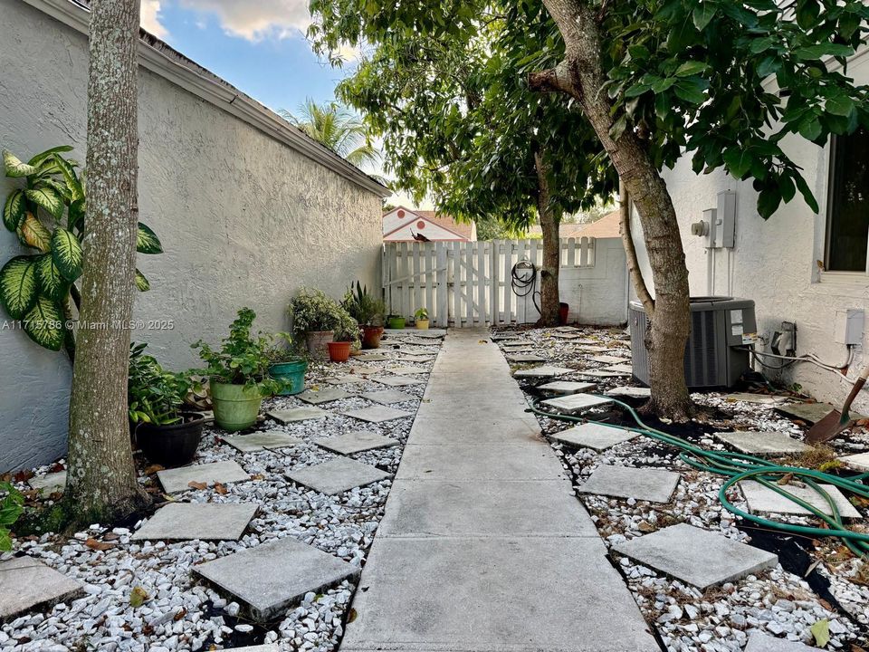 For Sale: $499,900 (3 beds, 2 baths, 1386 Square Feet)