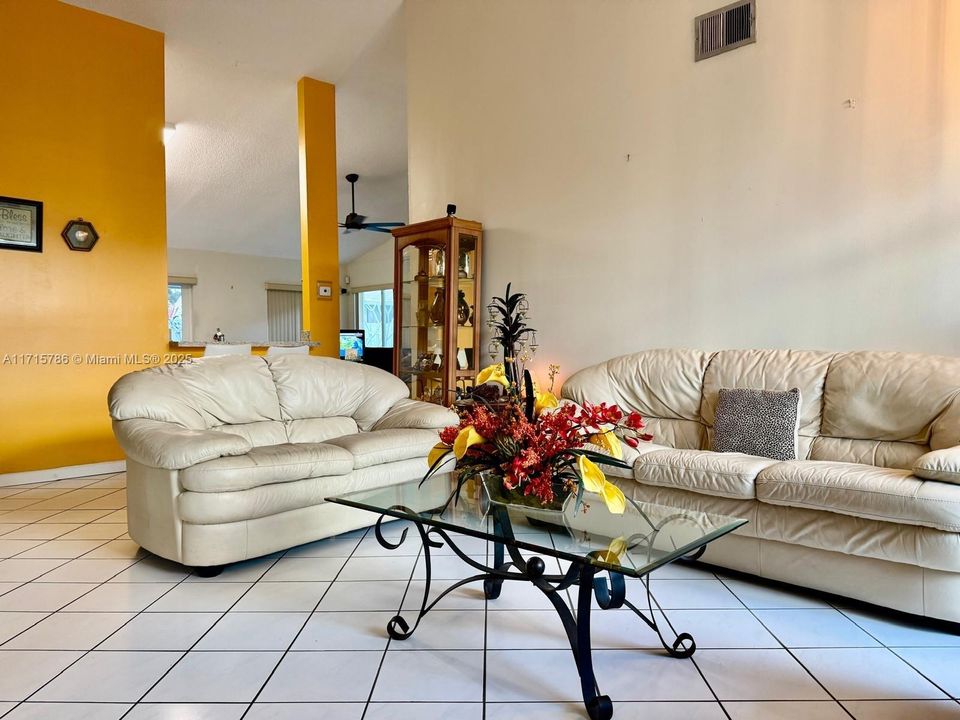 For Sale: $499,900 (3 beds, 2 baths, 1386 Square Feet)