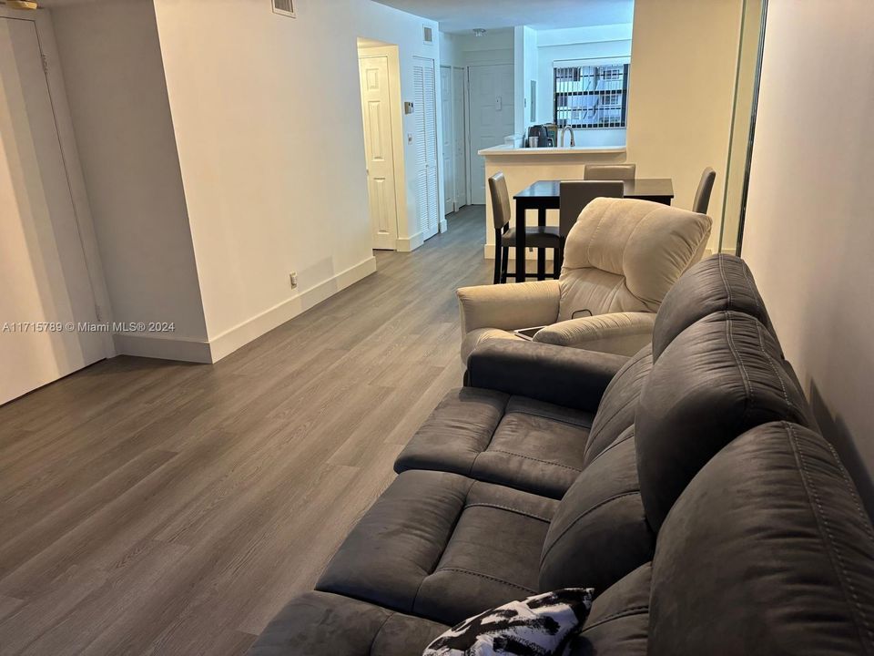 For Sale: $232,000 (2 beds, 2 baths, 985 Square Feet)