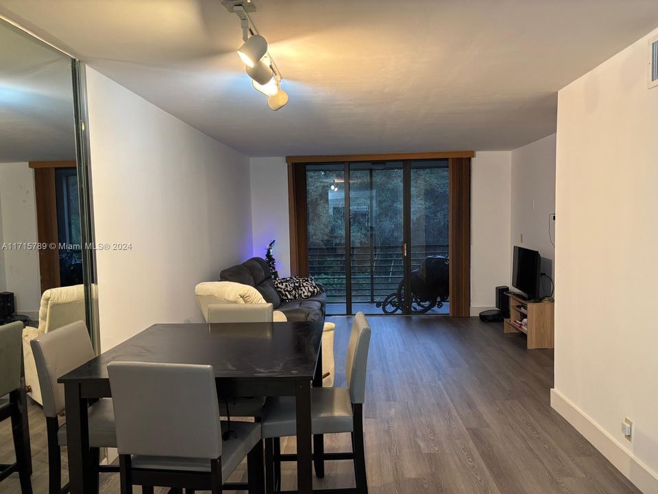 For Sale: $232,000 (2 beds, 2 baths, 985 Square Feet)