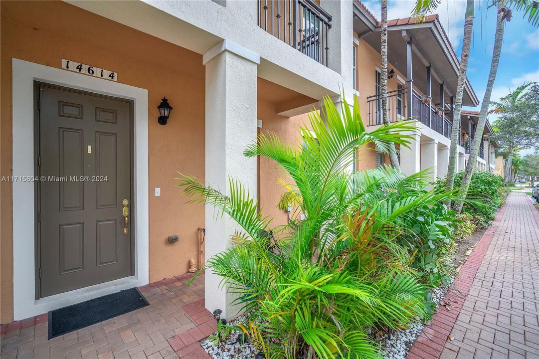 For Sale: $565,000 (3 beds, 3 baths, 1924 Square Feet)