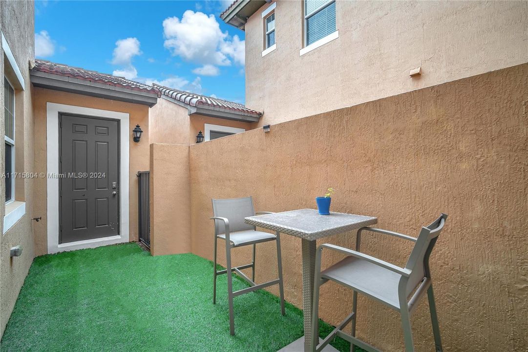 For Sale: $565,000 (3 beds, 3 baths, 1924 Square Feet)