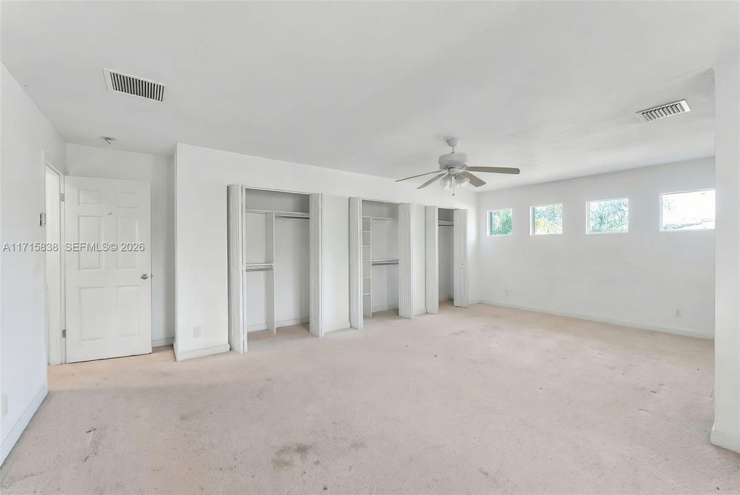 Activo con contrato: $1,120,000 (5 camas, 4 baños, 3418 Pies cuadrados)