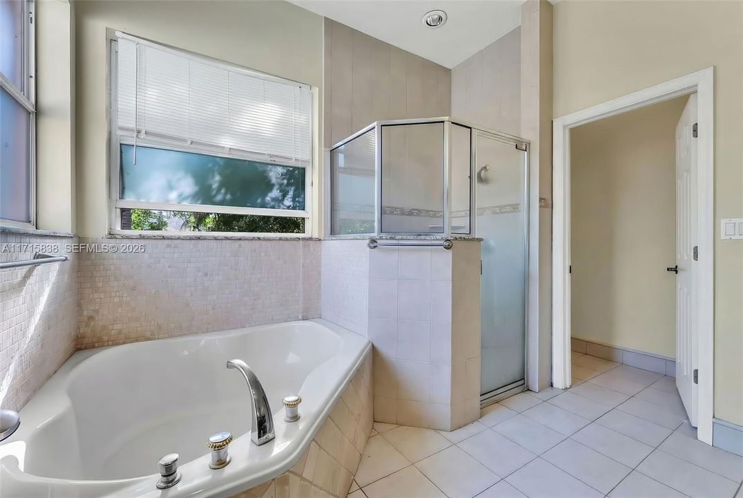 Activo con contrato: $1,120,000 (5 camas, 4 baños, 3418 Pies cuadrados)