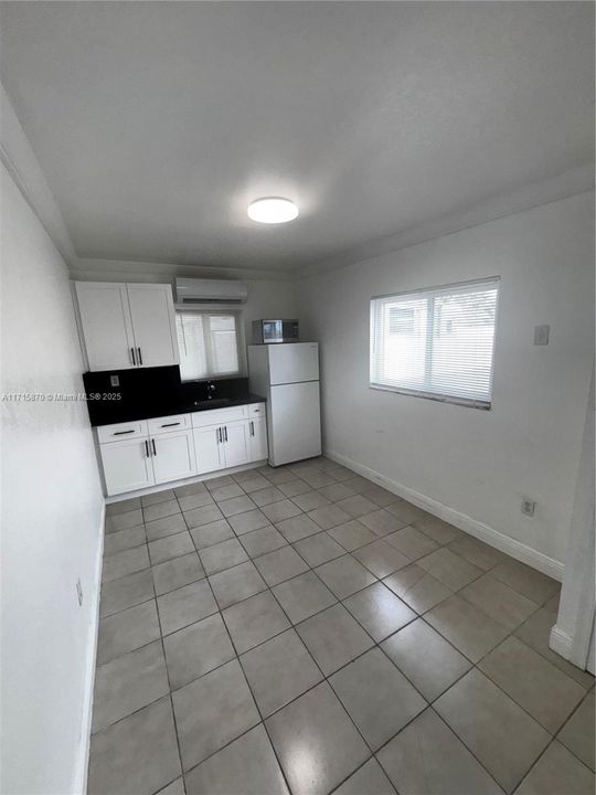 For Rent: $1,600 (1 beds, 1 baths, 2280 Square Feet)