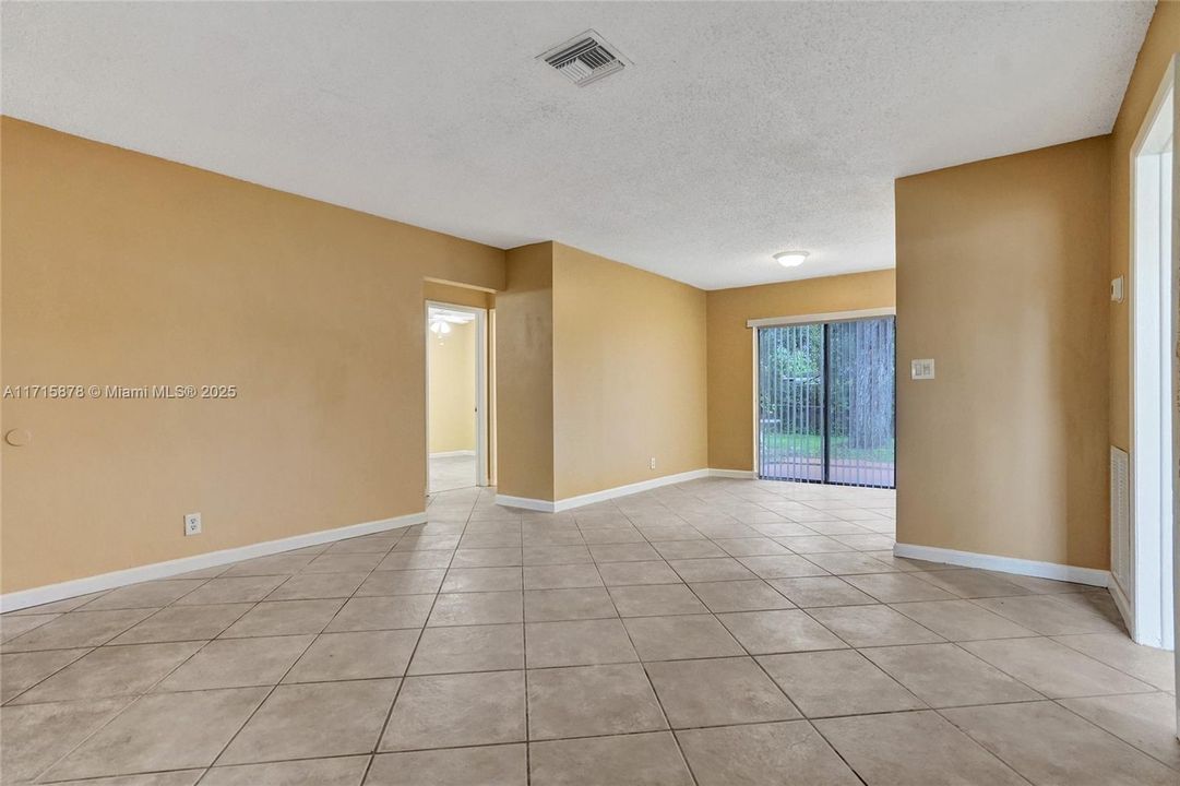 Living room/dining area