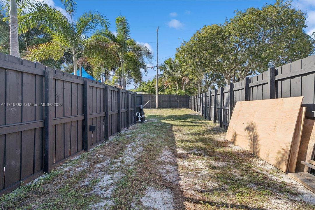 North side of yard capable of RV or boat storage with double gate