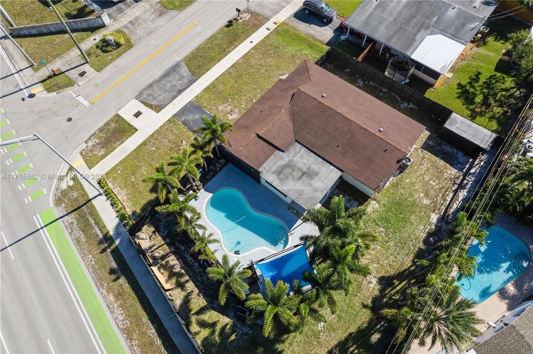 Looking to the southeast with many palm trees and privacy fences