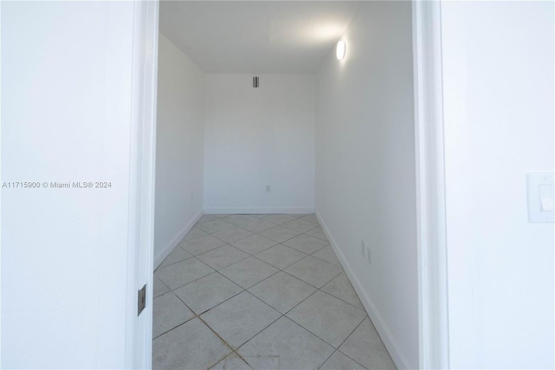 For Rent: $2,399 (2 beds, 1 baths, 840 Square Feet)