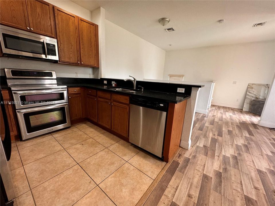 For Sale: $345,000 (2 beds, 2 baths, 1036 Square Feet)