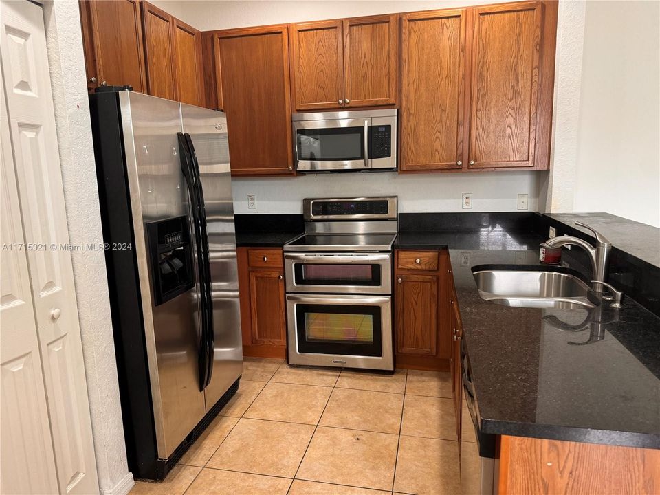 For Sale: $345,000 (2 beds, 2 baths, 1036 Square Feet)