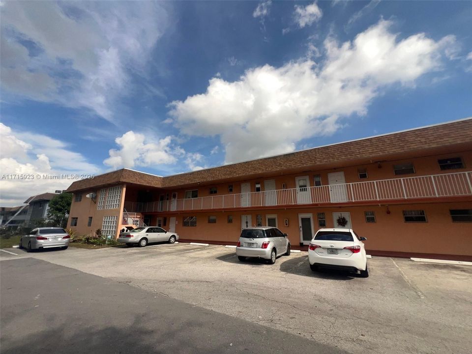 合同活跃: $109,900 (2 贝兹, 2 浴室, 1050 平方英尺)