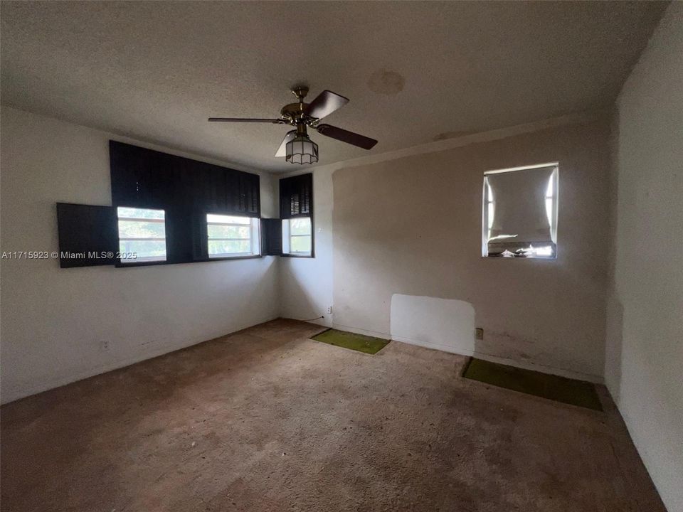 合同活跃: $109,900 (2 贝兹, 2 浴室, 1050 平方英尺)