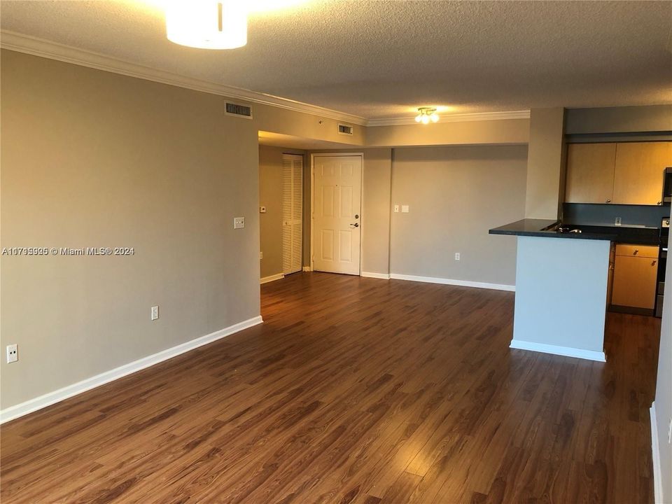 For Sale: $358,000 (2 beds, 2 baths, 1121 Square Feet)