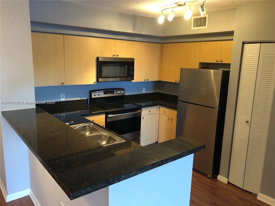 For Sale: $358,000 (2 beds, 2 baths, 1121 Square Feet)