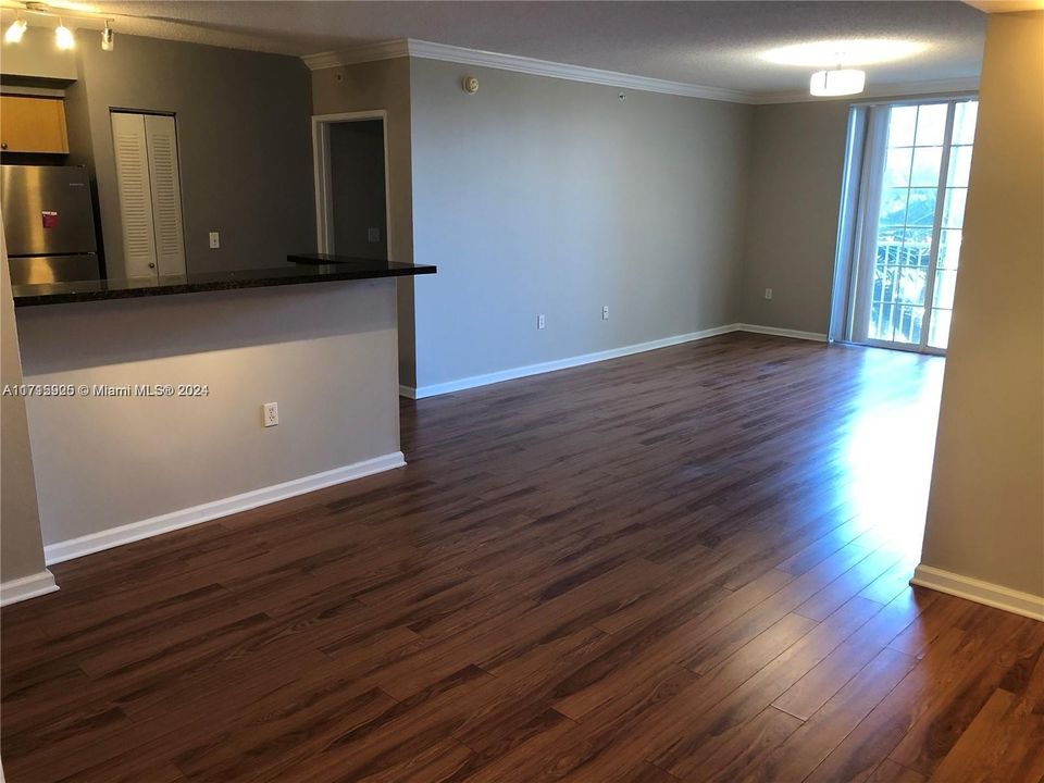 For Sale: $358,000 (2 beds, 2 baths, 1121 Square Feet)