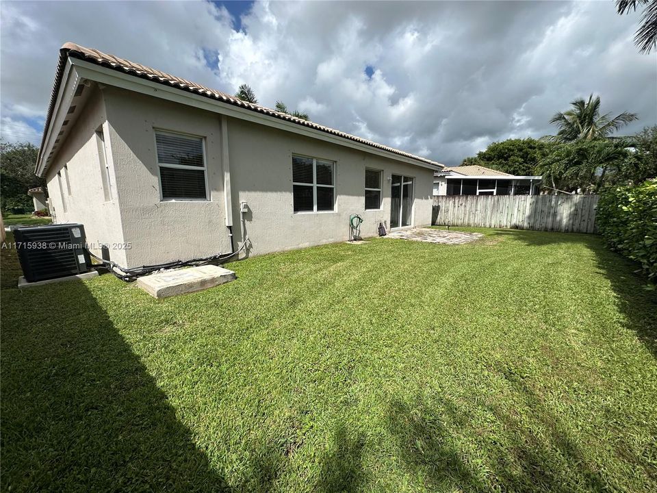 For Sale: $550,000 (3 beds, 2 baths, 1833 Square Feet)