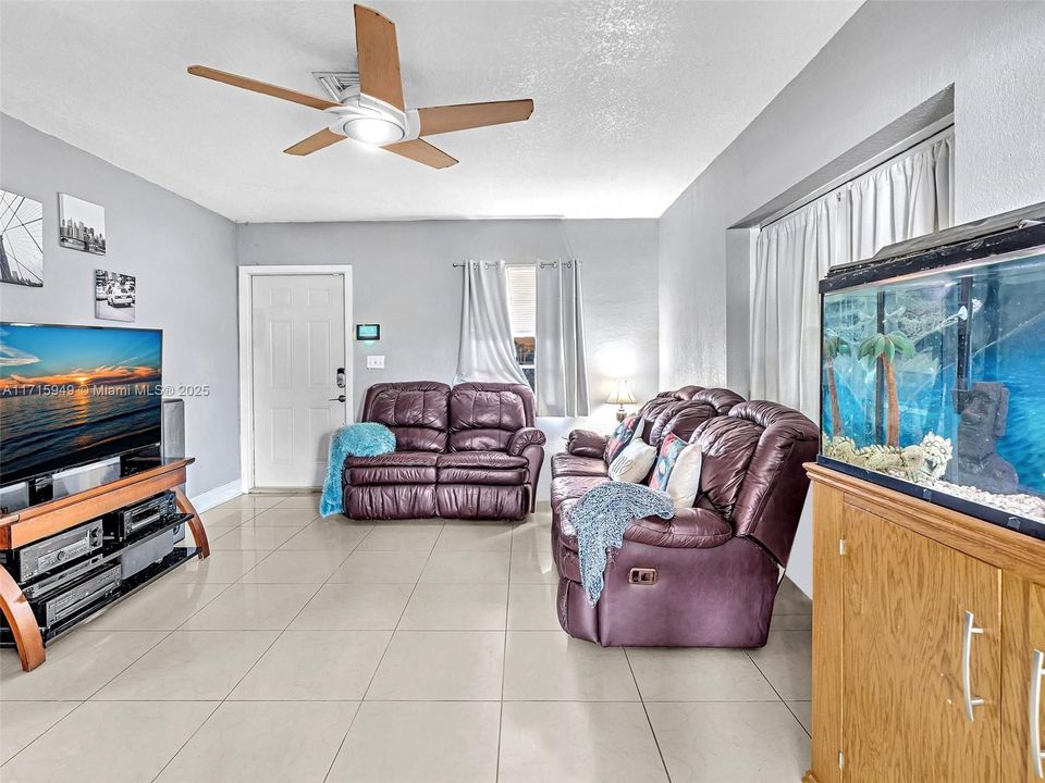 For Sale: $429,900 (3 beds, 2 baths, 1012 Square Feet)