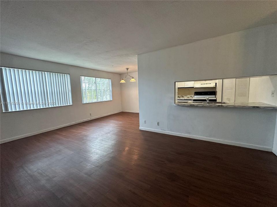 For Sale: $195,000 (1 beds, 1 baths, 720 Square Feet)