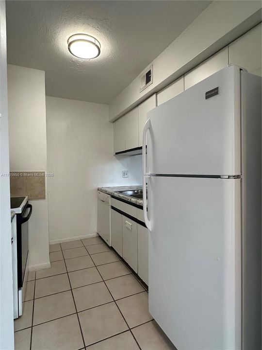 For Sale: $195,000 (1 beds, 1 baths, 720 Square Feet)