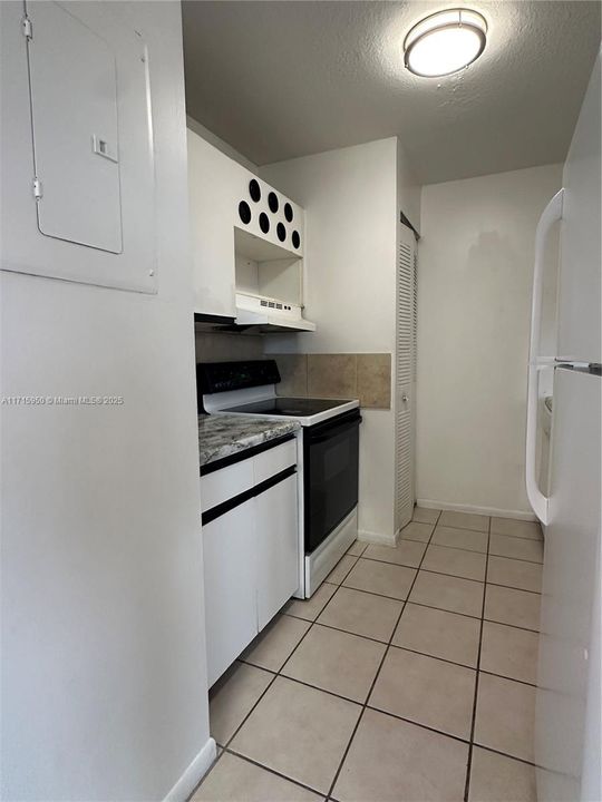 For Sale: $195,000 (1 beds, 1 baths, 720 Square Feet)