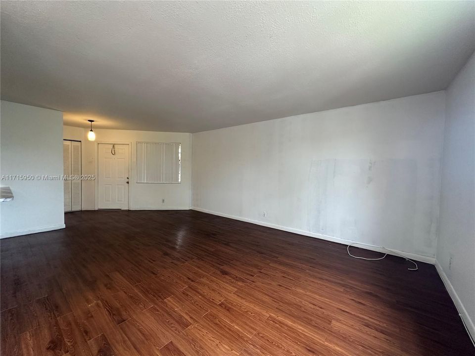 For Sale: $195,000 (1 beds, 1 baths, 720 Square Feet)