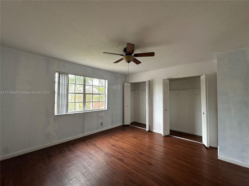 For Sale: $195,000 (1 beds, 1 baths, 720 Square Feet)