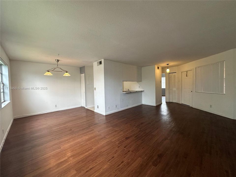 For Sale: $195,000 (1 beds, 1 baths, 720 Square Feet)