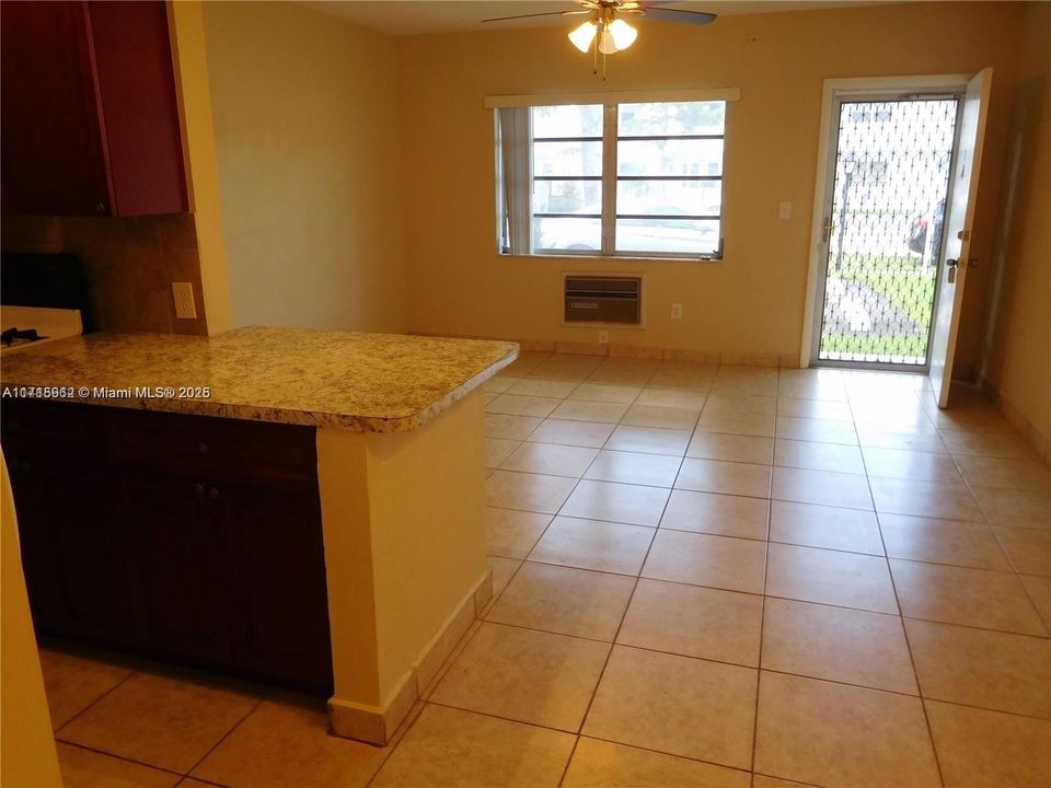 For Rent: $1,450 (1 beds, 1 baths, 580 Square Feet)