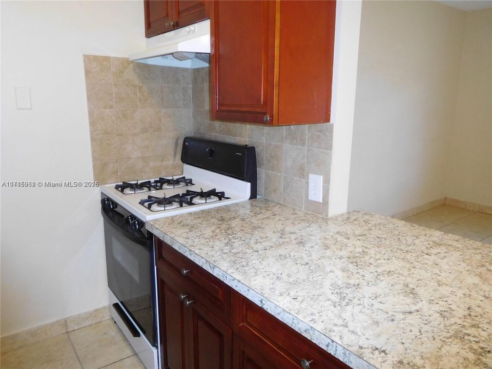 For Rent: $1,450 (1 beds, 1 baths, 580 Square Feet)