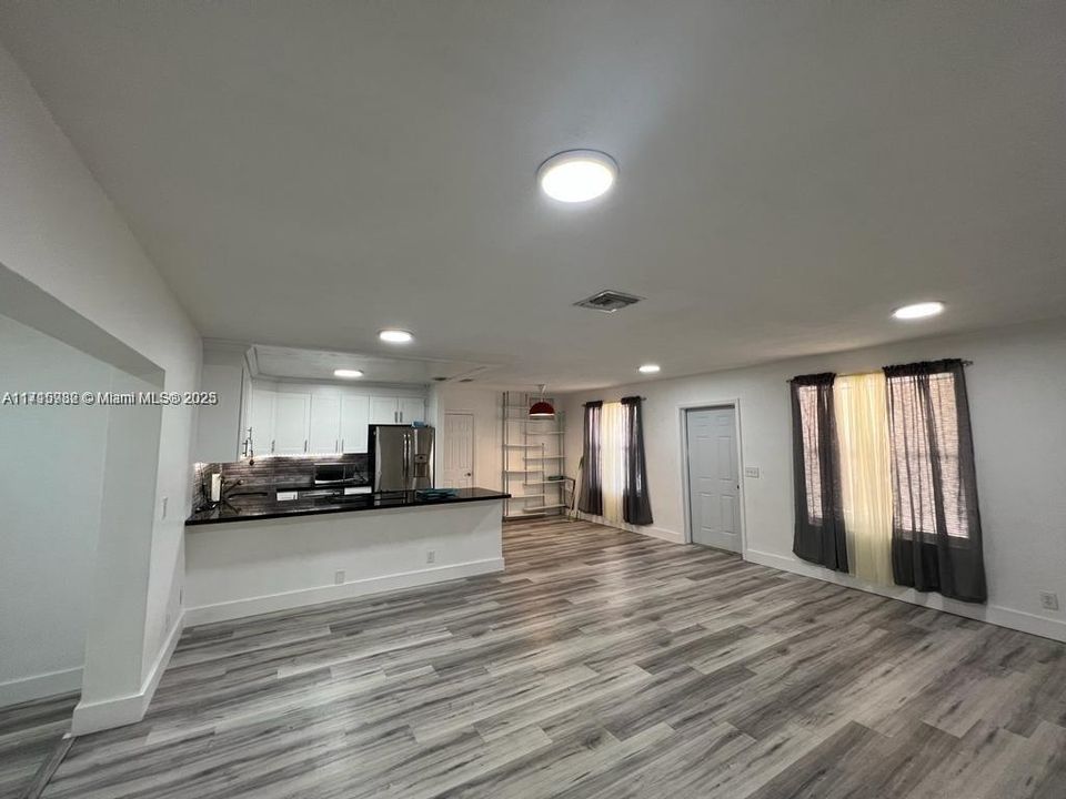 En Venta: $680,000 (4 camas, 2 baños, 1584 Pies cuadrados)