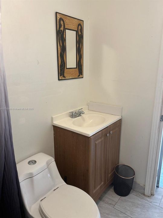 For Rent: $1,350 (1 beds, 1 baths, 1762 Square Feet)