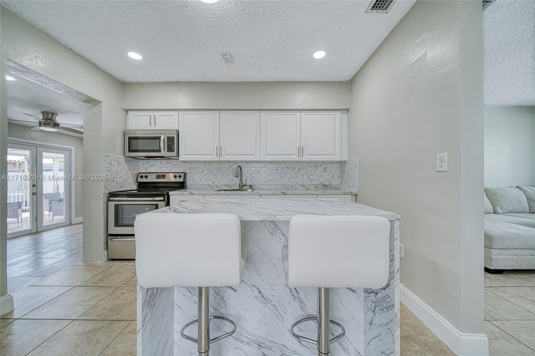 For Sale: $548,999 (2 beds, 2 baths, 1070 Square Feet)