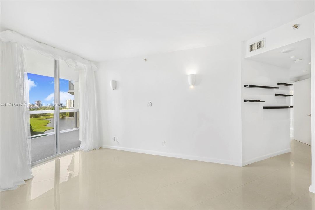 For Sale: $465,000 (2 beds, 2 baths, 1240 Square Feet)