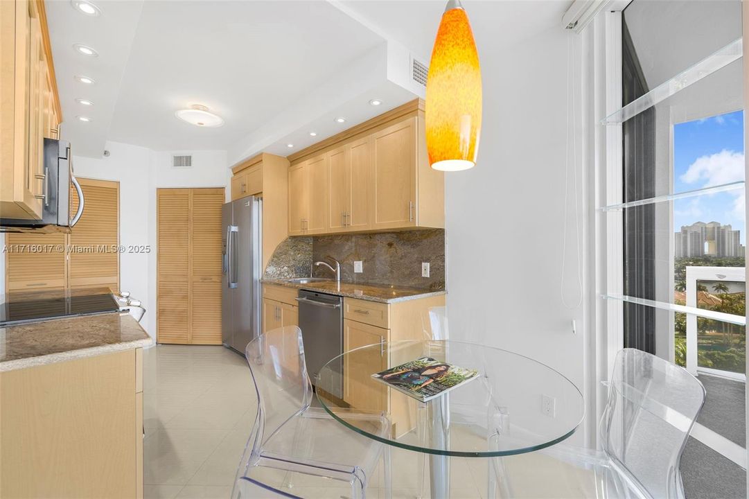 For Sale: $465,000 (2 beds, 2 baths, 1240 Square Feet)