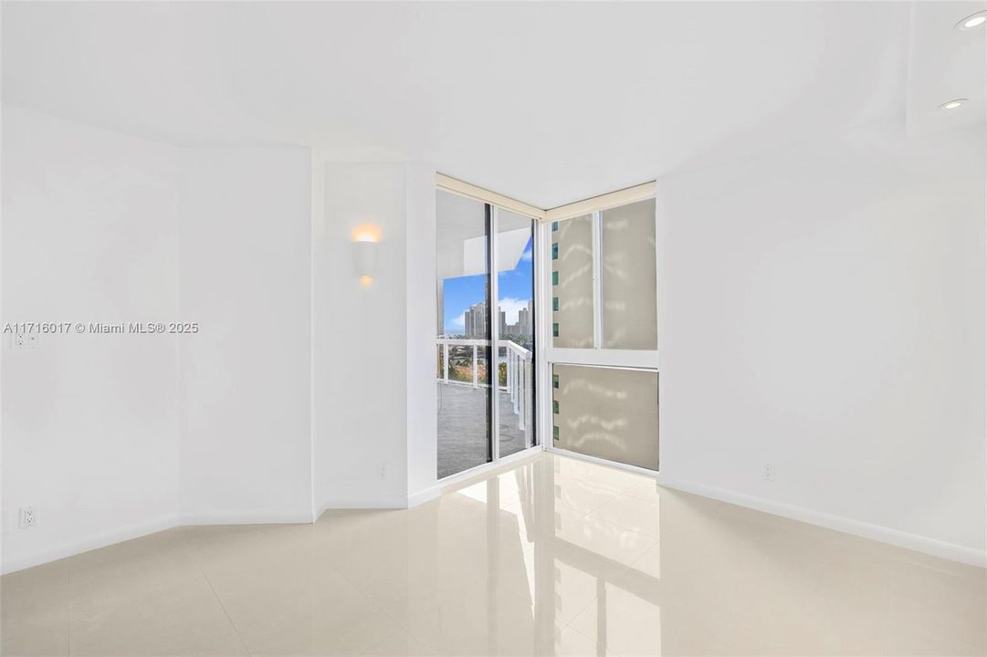 For Sale: $465,000 (2 beds, 2 baths, 1240 Square Feet)