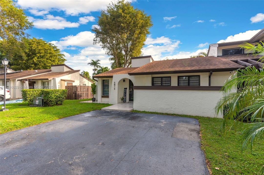 For Sale: $565,000 (3 beds, 2 baths, 1183 Square Feet)