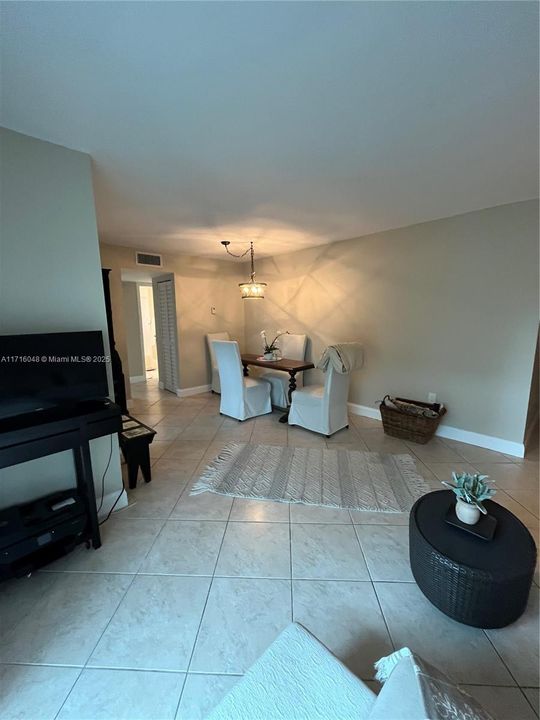 For Sale: $479,000 (2 beds, 1 baths, 702 Square Feet)