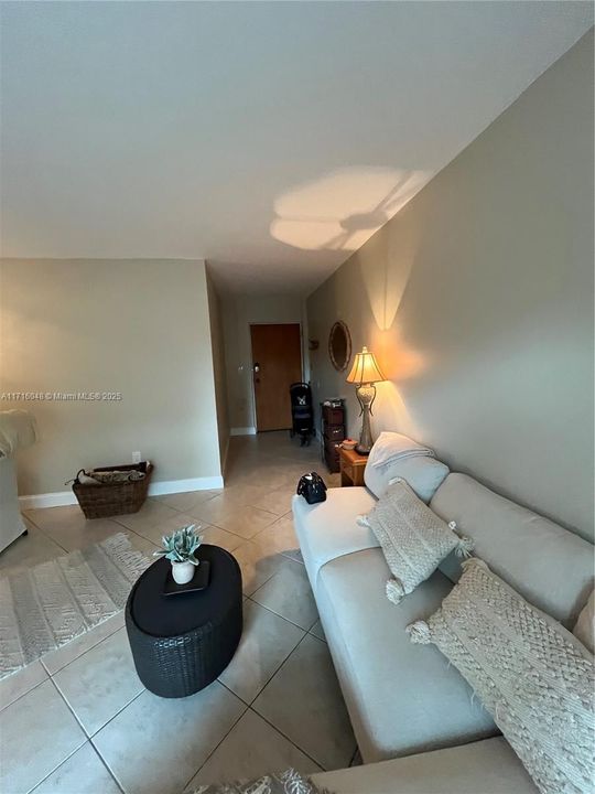 For Sale: $479,000 (2 beds, 1 baths, 702 Square Feet)