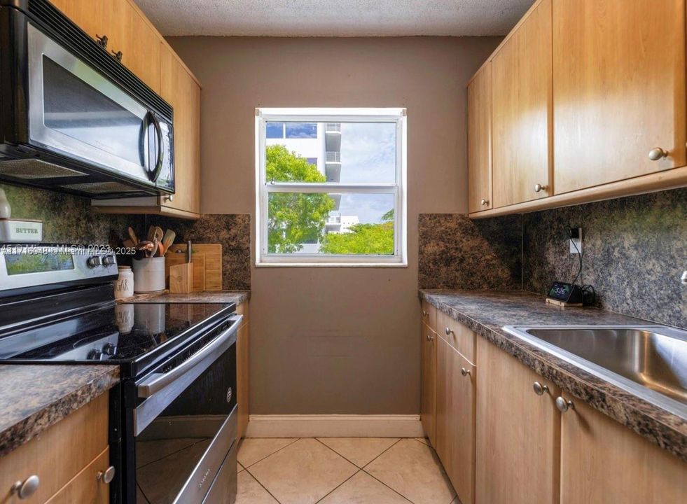 For Sale: $479,000 (2 beds, 1 baths, 702 Square Feet)