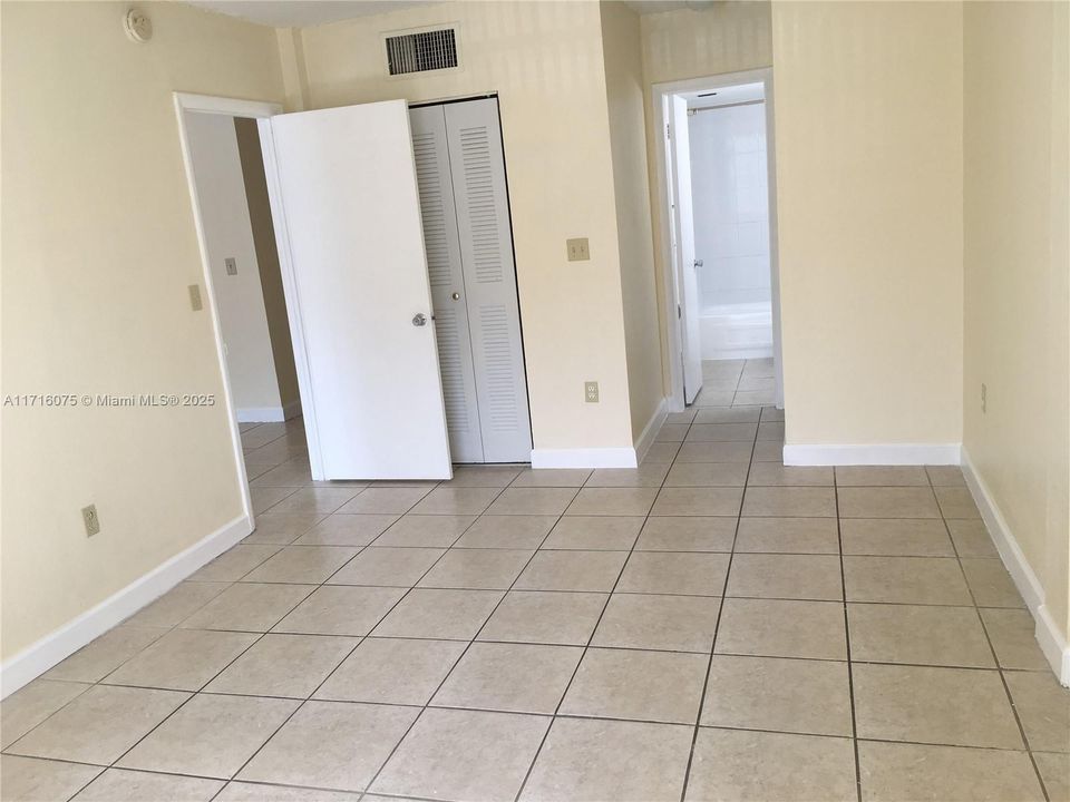 For Sale: $279,900 (1 beds, 1 baths, 850 Square Feet)