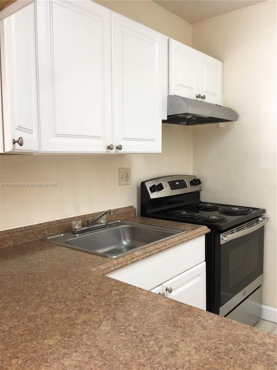 For Sale: $279,900 (1 beds, 1 baths, 850 Square Feet)