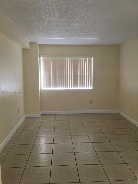 For Sale: $279,900 (1 beds, 1 baths, 850 Square Feet)