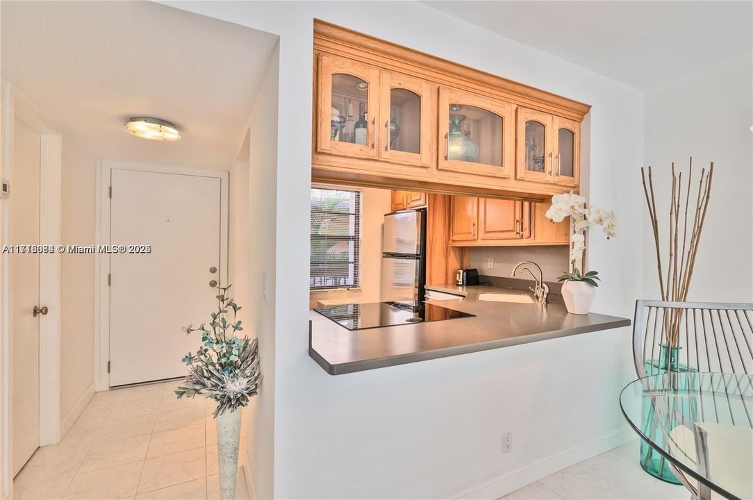 For Sale: $208,000 (1 beds, 1 baths, 610 Square Feet)