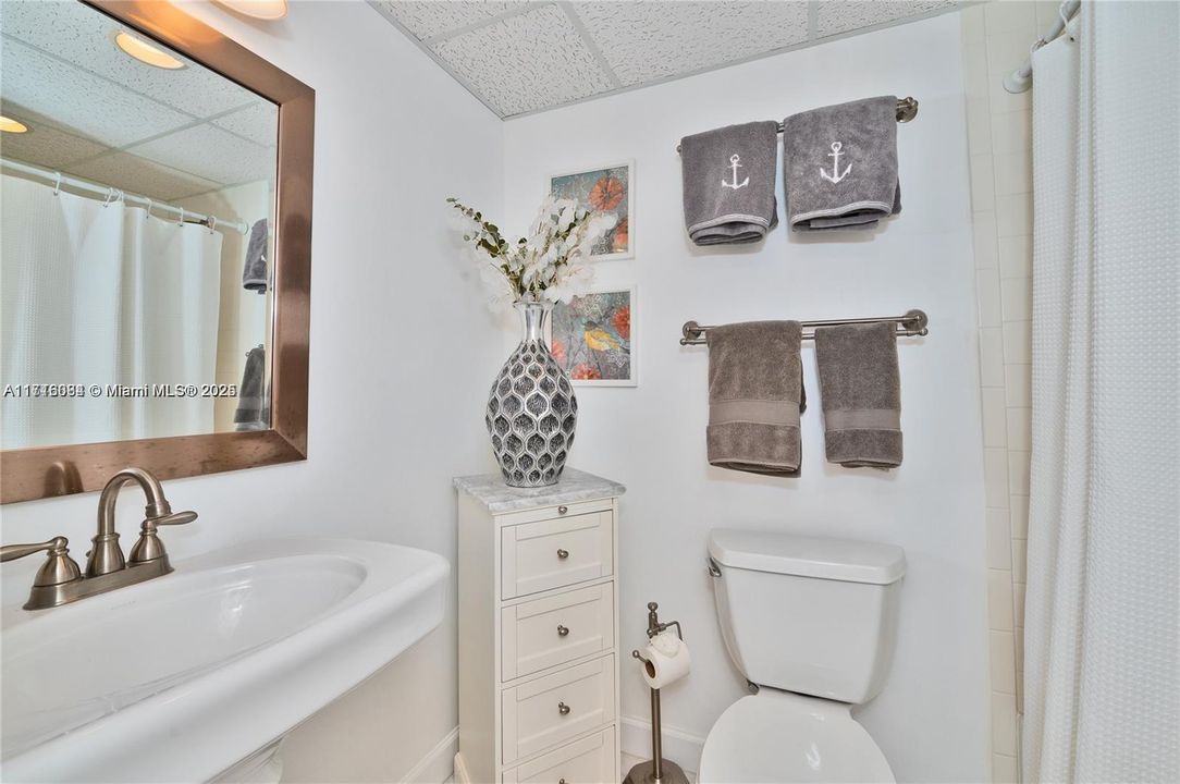 For Sale: $208,000 (1 beds, 1 baths, 610 Square Feet)