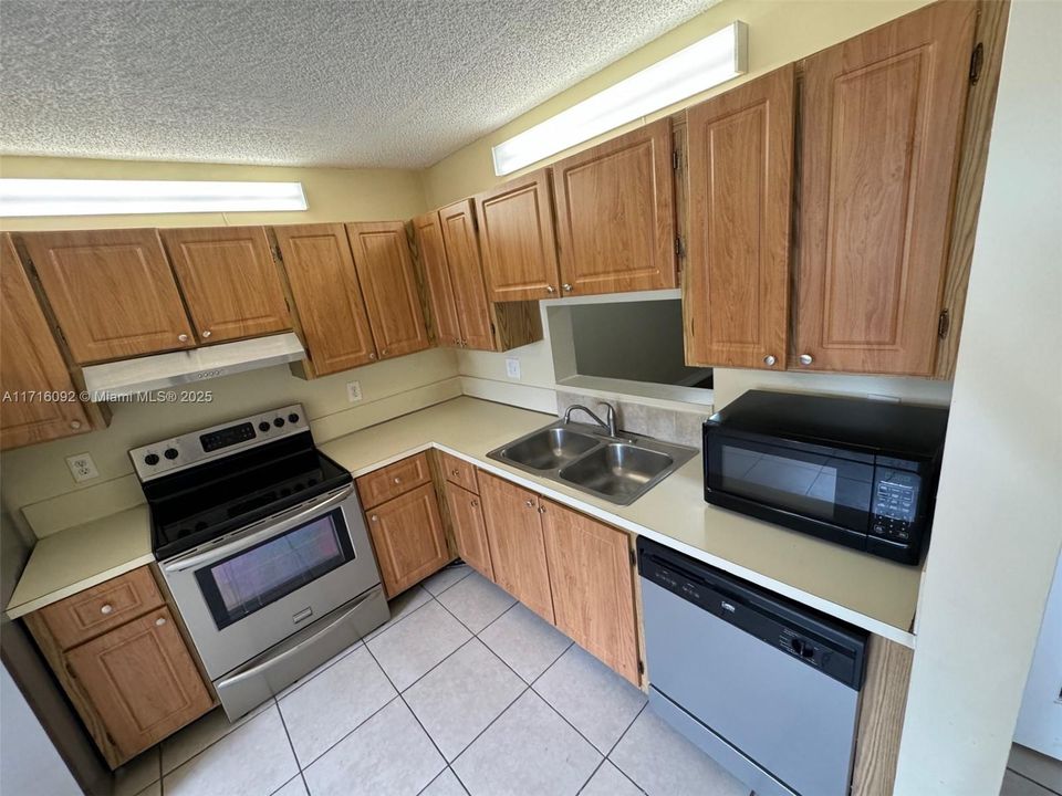 For Sale: $244,990 (2 beds, 2 baths, 1010 Square Feet)