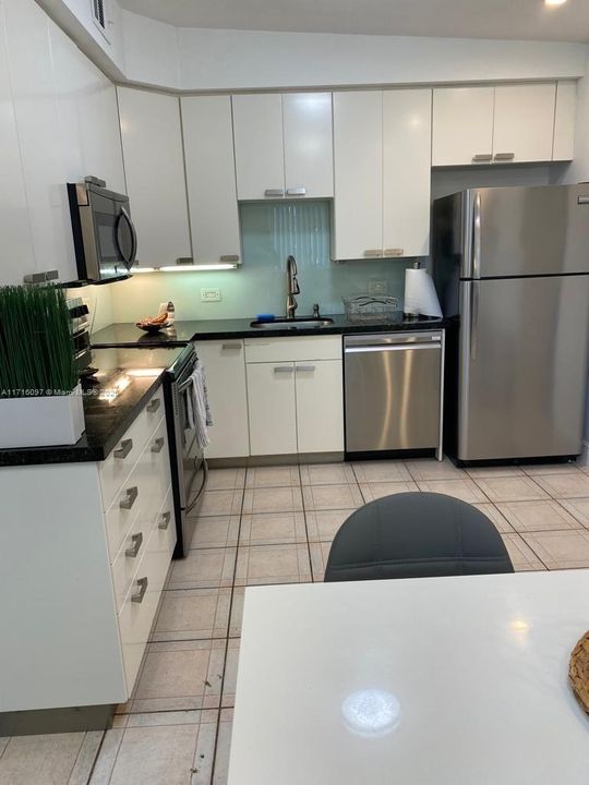 For Rent: $3,900 (2 beds, 1 baths, 1212 Square Feet)