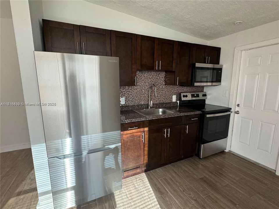 For Rent: $2,500 (2 beds, 1 baths, 594 Square Feet)