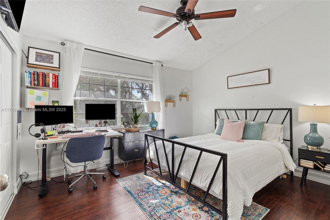 Guest bedroom (upstairs)